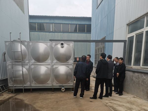 濟(jì)寧職業(yè)技術(shù)學(xué)院機(jī)電工程系教師及校領(lǐng)導(dǎo)，協(xié)同鎮(zhèn)領(lǐng)導(dǎo)來廠考察合作